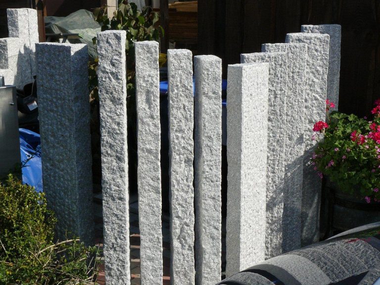 Granitstelen als Sichtschutz mit unterschiedlichen Höhen und Zwischenräumen.